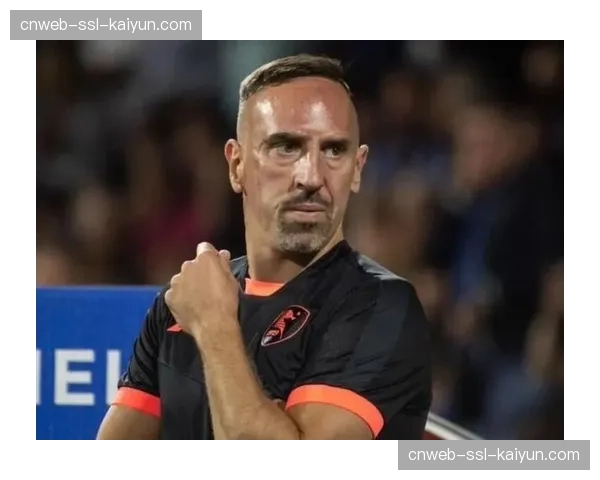 特写:绝平被吹,萨勒尼塔纳老将里贝里在场边愤怒投诉裁判 特写:绝平被吹,萨勒尼塔纳老将里贝里在场边愤怒投诉裁判