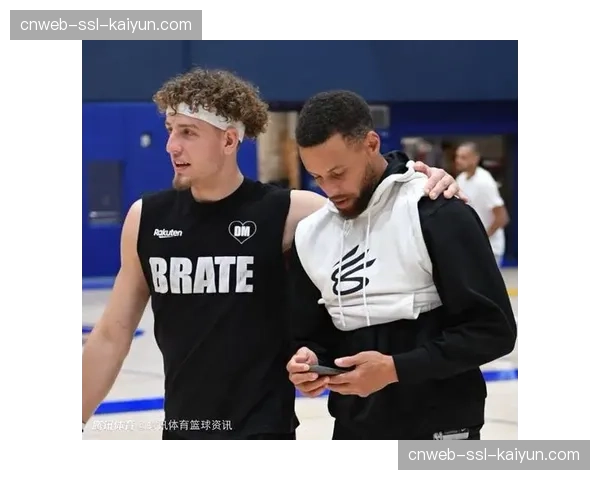 赛场花絮：勇士新秀波杰姆斯基模仿库里招牌抖肩庆祝，引发主场欢呼