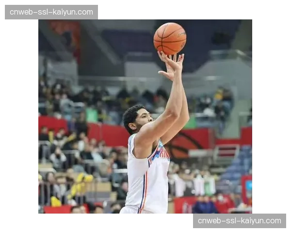 赵继伟接连命中三分球，帮助辽宁队持续扩大领先优势